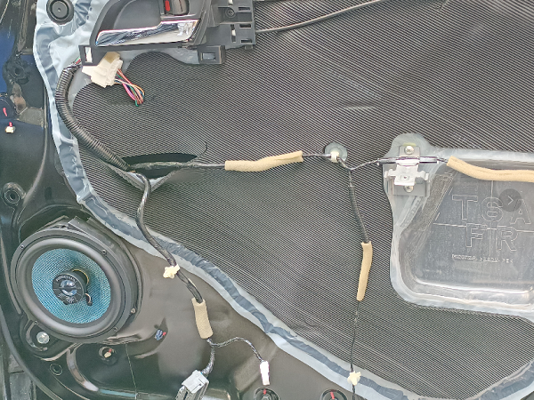 本田艾力绅升级法国路翼汽车音响