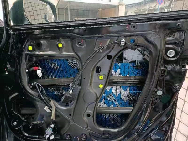 本田艾力绅升级法国路翼汽车音响