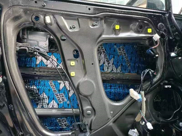 本田艾力绅升级法国路翼汽车音响