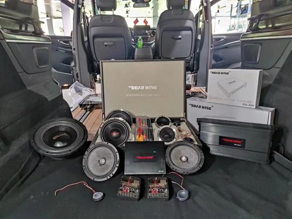 奔驰V260到郑州大飞改装店升级法国路翼汽车音响