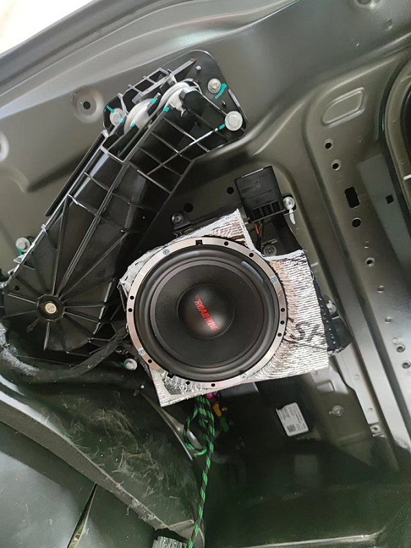 奔驰V260到郑州大飞改装店升级法国路翼汽车音响