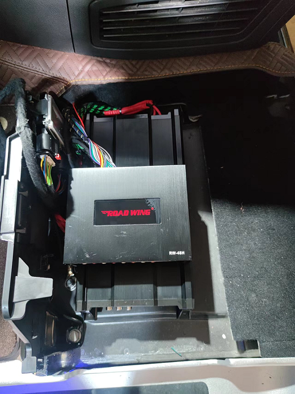 奔驰V260到郑州大飞改装店升级法国路翼汽车音响