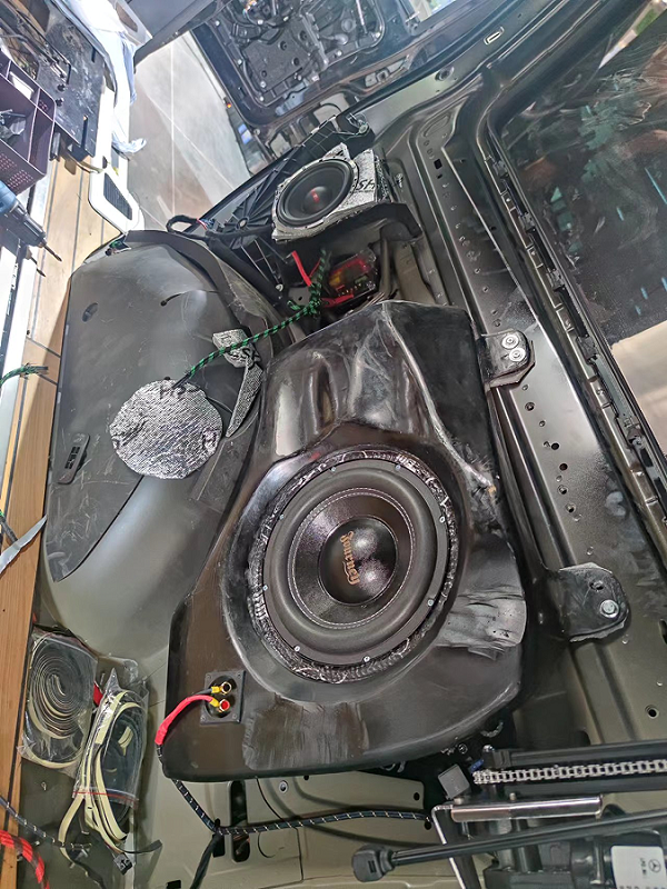 奔驰V260到郑州大飞改装店升级法国路翼汽车音响